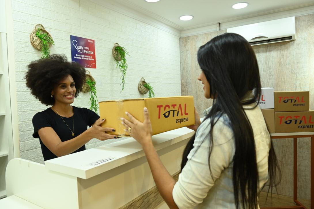 Mulher recebe entre expressa no balcão de retirada