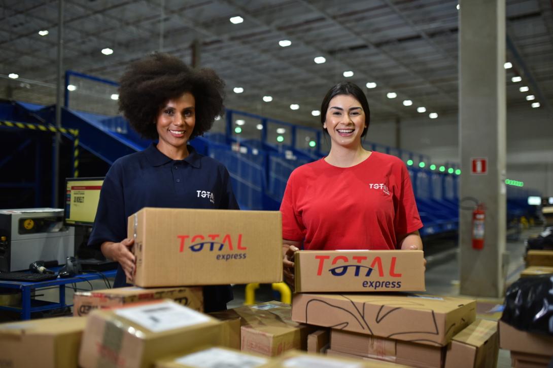 Mulheres preparam encomendas para logística personalizada do cliente